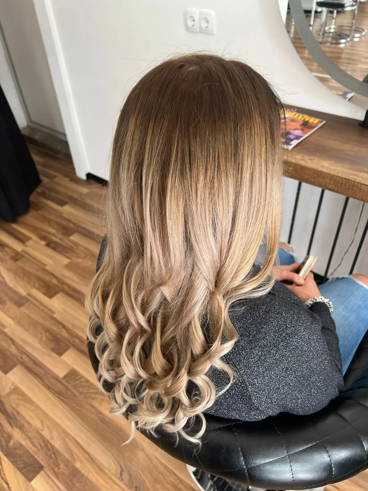 Lange Haare mit Balayage und Locken, im Salonstuhl