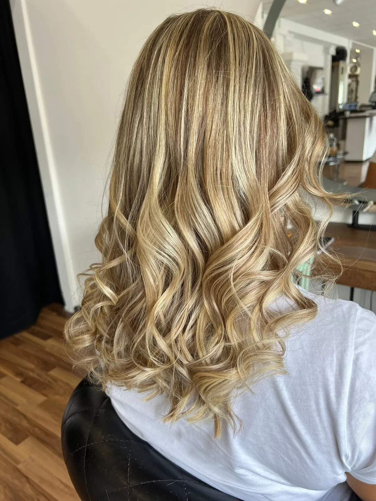 Lange blonde Wellen mit sanften Highlights, gestylt bei Mr & Mrs