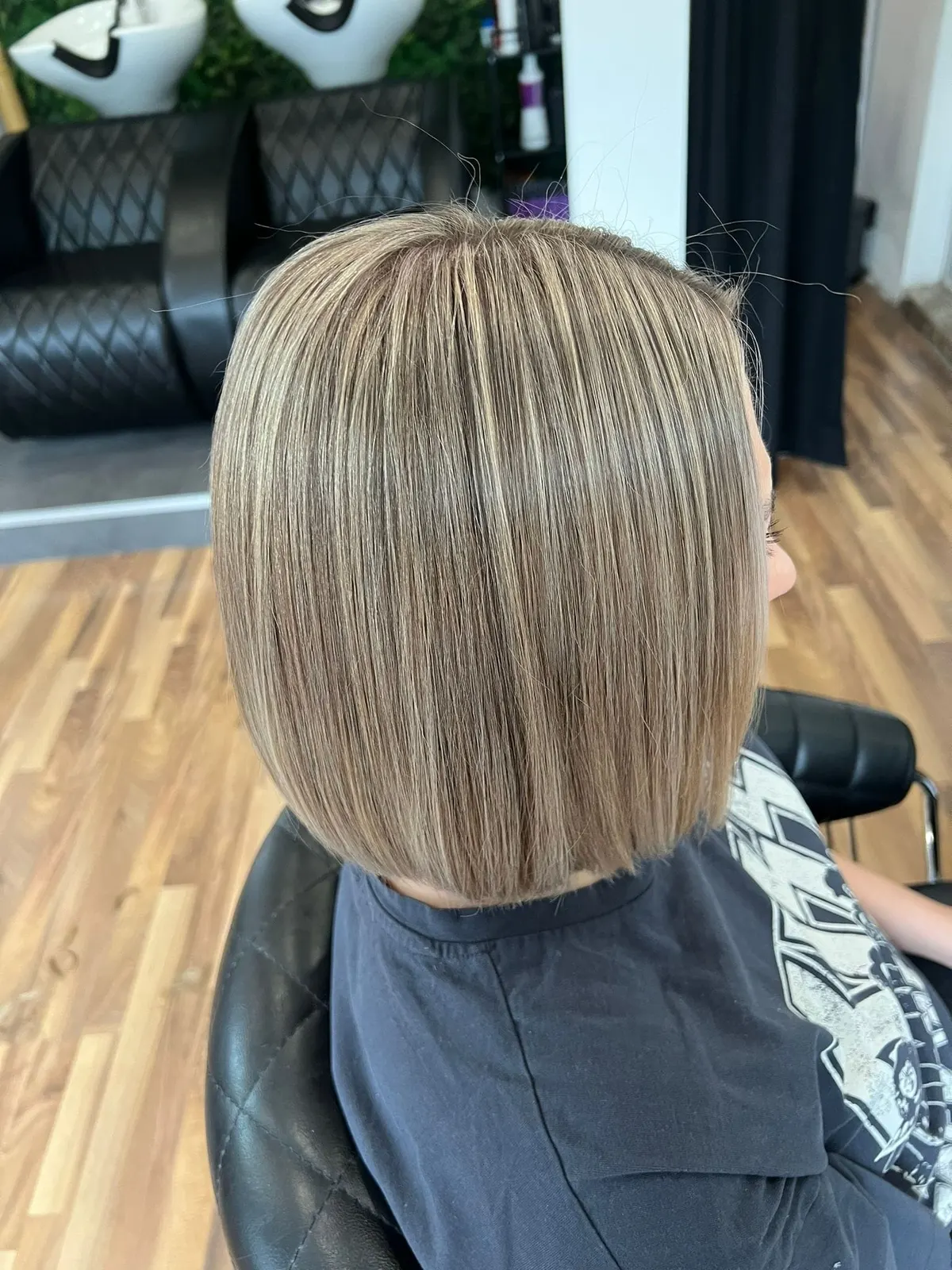 Glatter Bob in Aschblond