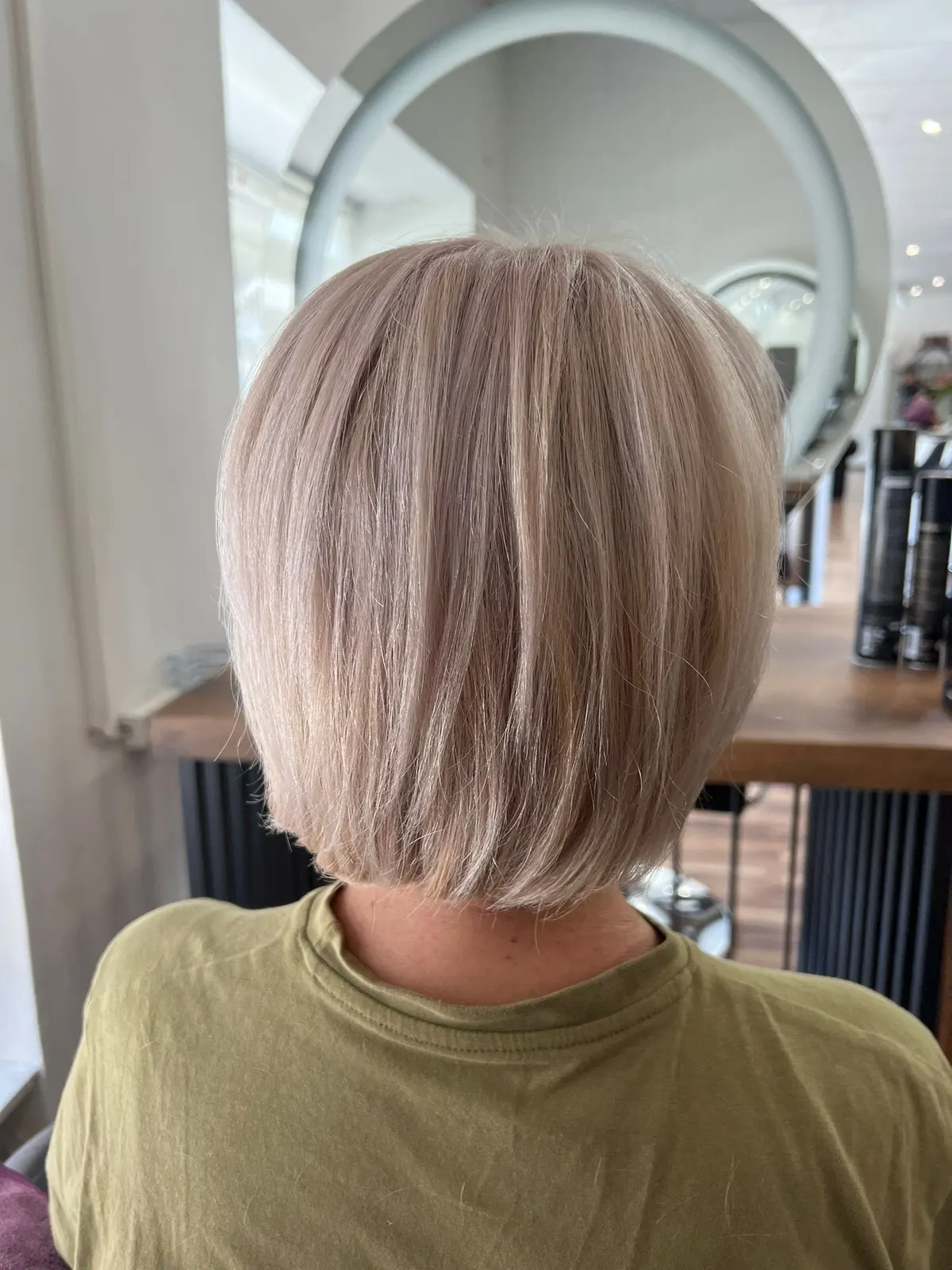 Kurzer Bob in kühlem Blond, Ansicht von hinten