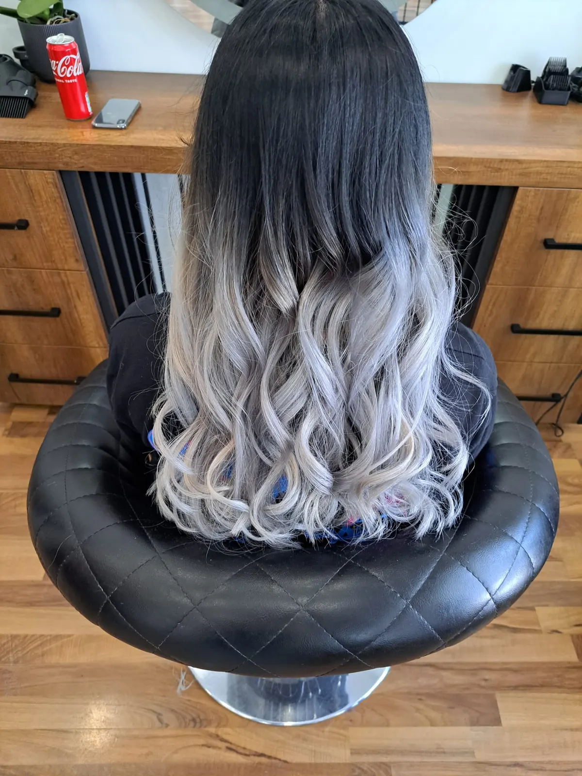 Lange Locken mit Ombré von Schwarz zu Silber